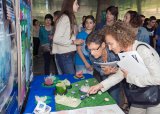 Membres del jurat observen els treballs cristal·logràfics dels participants.