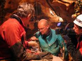 Carlos Lorenzo (en el centro), excavando algunos de los fósiles que ahora se presentan.