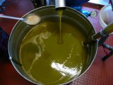 El aceite de oliva virgen extra es de mayor calidad que el aceite de oliva refinado o común.